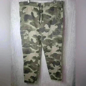Urban Pipeline camo drawstring joggers size Medium. Smal tear by back pocket